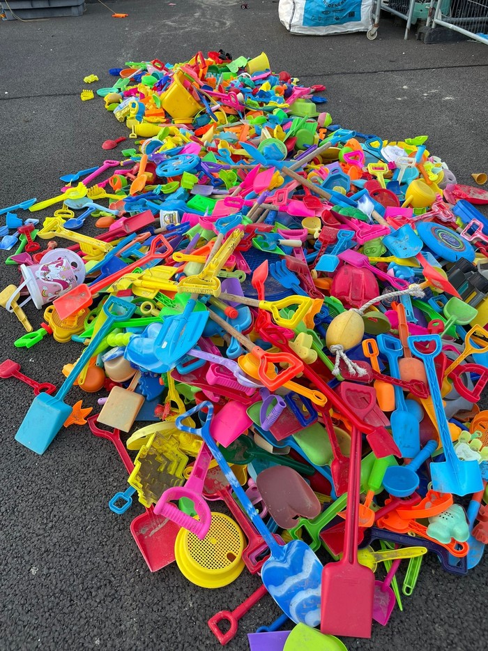 Tumpukan sampah mainan pantai