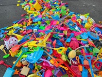 Sampah Mainan Plastik Menumpuk Usai Liburan Musim Panas