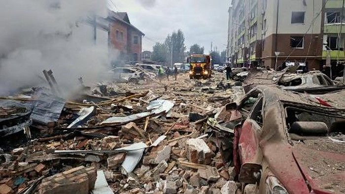 In this handout photograph taken and released by the Ukrainian Emergency Service on September 28, 2025, Ukrainian law enforcement officers work at the site of an air attack at an undisclosed location in the Kyiv region, amid the Russian invasion of Ukraine. An overnight Russian barrage on Kyiv killed at least four people, including a 12-year-old girl, Ukrainian authorities said on September 28, 2025. (Photo by Handout / UKRAINIAN EMERGENCY SERVICE / AFP) / RESTRICTED TO EDITORIAL USE - MANDATORY CREDIT AFP PHOTO / UKRAINIAN EMERGENCY SERVICE -  HANDOUT - NO MARKETING NO ADVERTISING CAMPAIGNS - DISTRIBUTED AS A SERVICE TO CLIENTS - AFP CANNOT INDEPENDENTLY VERIFY THE AUTHENTICITY OR LOCATION, DATE, AND CONTENT OF THESE IMAGES. /