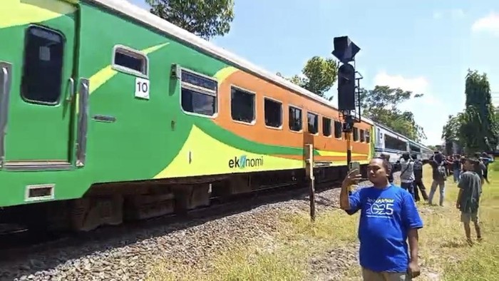 Warga berburu KLB dalam parade livery HUT KAI ke-80.