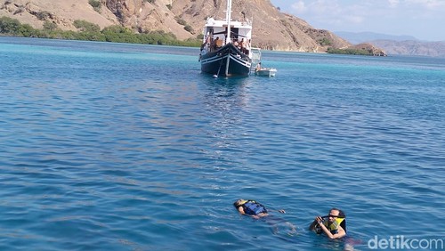 Wisatawan snorkeling di perairan Siaba Besar, Taman Nasional Komodo, Manggarai Barat, NTT.
