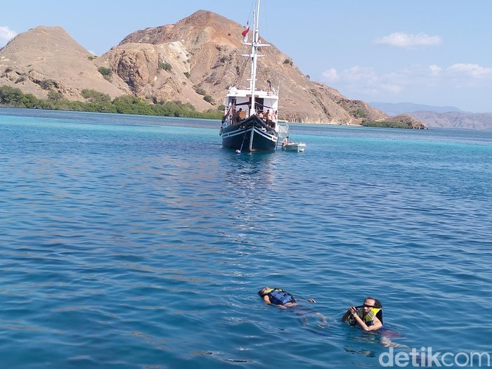 Wisatawan snorkeling di perairan Siaba Besar, Taman Nasional Komodo, Manggarai Barat, NTT.