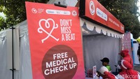 Pemeriksaan kesehatan gratis yang disediakan oleh YJI ini meliputi cek tekanan darah, gula darah, dan kolesterol total untuk 100 orang peserta dan pengunjung CFD Jakarta. (Foto: DetikHealth/Devandra Abi Prasetyo)