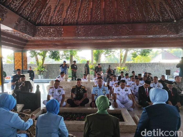 Ziarah HUT TNI ke-80 di Makam Bung Karno Blitar