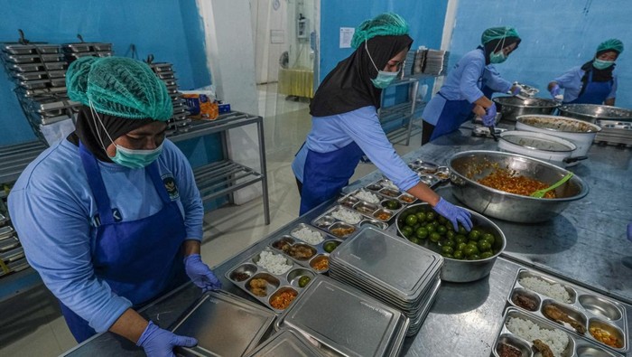 Sejumlah petugas SPPG mengisi makanan ke dalam nampan Makan Bergizi Gratis (MBG) di SPPG Tunggala Kendari, Sulawesi Tenggara, Senin (29/9/2025). Badan Gizi Nasional (BGN) Regional Sulawesi Tenggara mencatat per 18 September 2025, sebanyak 106 dapur Satuan Pelayanan Pemenuhan Gizi (SPPG) telah beroperasi di 16 kabupaten dan kota se-Sulawesi Tenggara dengan setiap SPPG melayani sebanyak 3.000 hingga 3.500 penerima manfaat. ANTARA FOTO/Andry Denisah