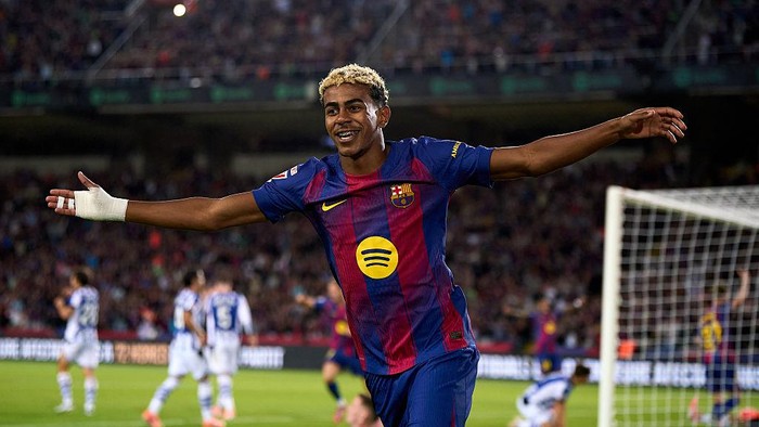 BARCELONA, SPAIN - SEPTEMBER 28: Lamine Yamal of FC Barcelona celebrates after the second goal of his team scored by Robert Lewandowski of FC Barcelona (not in frame) during the LaLiga EA Sports match between FC Barcelona and Real Sociedad at Spotify Camp Nou on September 28, 2025 in Barcelona, Spain. (Photo by Manuel Queimadelos/Quality Sport Images/Getty Images)