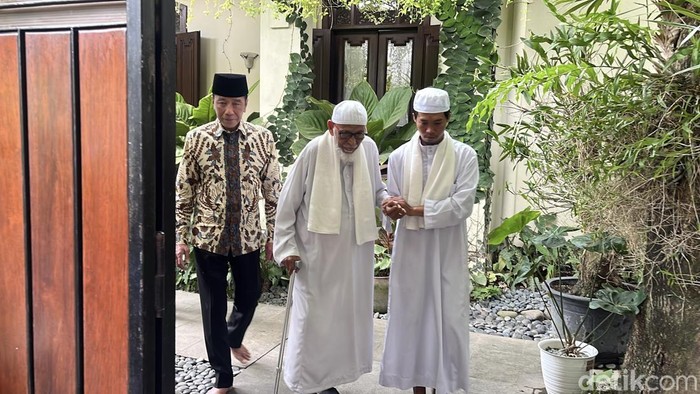 Pengasuh Ponpes Al Mukmin Ngruki Abu Bakar Baasyir temui Jokowi di kediaman Sumber, Banjarsari, Solo, Senin (29/9/2025).