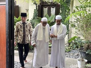 Momen Pertemuan Jokowi dan Abu Bakar Baasyir: Cium Tangan-Diberi Nasihat
