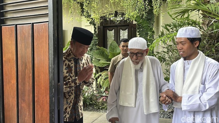 Pengasuh Ponpes Al Mukmin Ngruki Abu Bakar Baasyir temui Jokowi di kediaman Sumber, Banjarsari, Solo, Senin (29/9/2025).