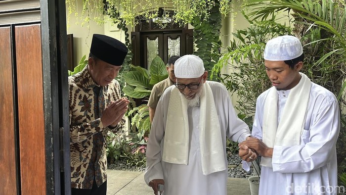 Pengasuh Ponpes Al Mukmin Ngruki Abu Bakar Baasyir temui Jokowi di kediaman Sumber, Banjarsari, Solo, Senin (29/9/2025).