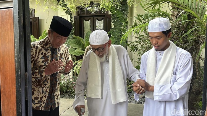 Pengasuh Ponpes Al Mukmin Ngruki Abu Bakar Baasyir temui Jokowi di kediaman Sumber, Banjarsari, Solo, Senin (29/9/2025).