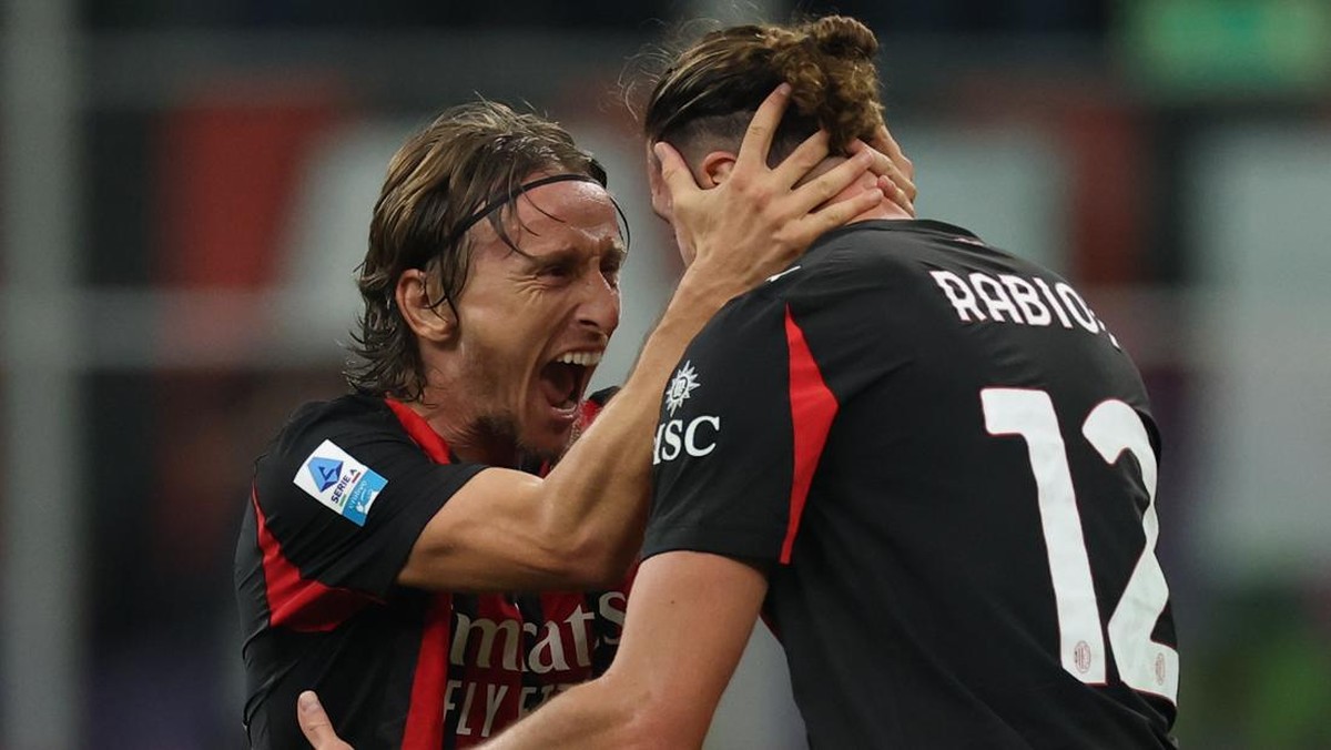 Luka Modric (kiri) bersama Adrien Rabiot. (Foto: Getty Images/Timothy Rogers)