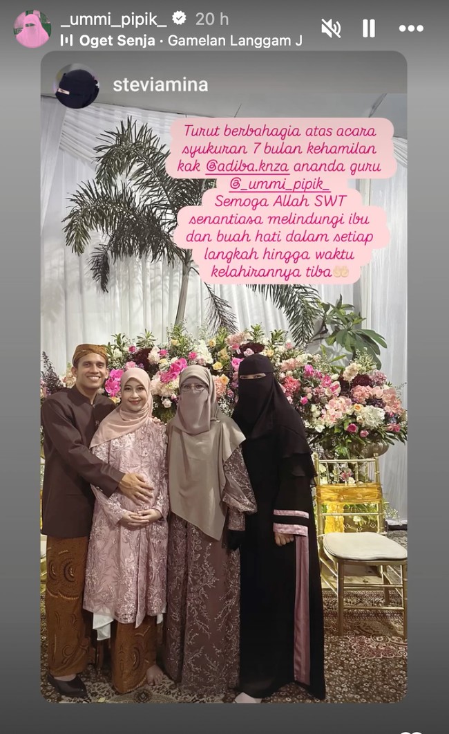 Tasyakuran kehamilan Adiba Khanza istri Egy Maulana digelar pada Minggu (28/9/25). Acara tersebut digelar di kediaman ibunda Adiba, Umi Pipik. Foto: Instagram/@_ummi_pipik_