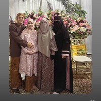 Tasyakuran kehamilan Adiba Khanza istri Egy Maulana digelar pada Minggu (28/9/25). Acara tersebut digelar di kediaman ibunda Adiba, Umi Pipik. Foto: Instagram/@_ummi_pipik_