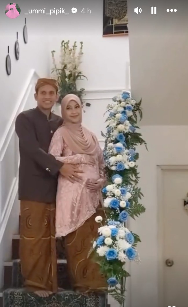 Adiba tampil mengenakan kebaya berwarna dusty pink lengkap dengan hijab. Kebaya tersebut dipadukannya dengan kain lilit batik warna coklat. Sementara Egy tampil dengan beskap senada warna kecoklatan lengkap dengan blangkon di kepalanya. Foto: Instagram/@_ummi_pipik_