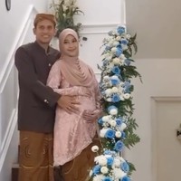 Adiba tampil mengenakan kebaya berwarna dusty pink lengkap dengan hijab. Kebaya tersebut dipadukannya dengan kain lilit batik warna coklat. Sementara Egy tampil dengan beskap senada warna kecoklatan lengkap dengan blangkon di kepalanya. Foto: Instagram/@_ummi_pipik_