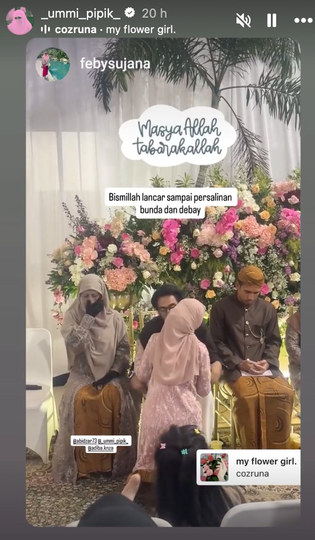 Suasana berubah menjadi haru saat Adiba menjalani prosesi sungkeman. Umi Pipik bahkan sampai terlihat tak kuat menahan air mata bahagianya. Foto: Instagram/@_ummi_pipik_