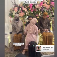 Suasana berubah menjadi haru saat Adiba menjalani prosesi sungkeman. Umi Pipik bahkan sampai terlihat tak kuat menahan air mata bahagianya. Foto: Instagram/@_ummi_pipik_