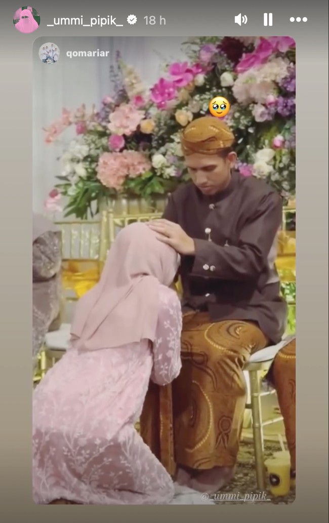 Tak hanya sungkem kepada ibu dan saudara laki-lakinya, Abidzar, Adiba juga sungkem kepada suaminya, Egy Maulana. Foto: Instagram/@_ummi_pipik_