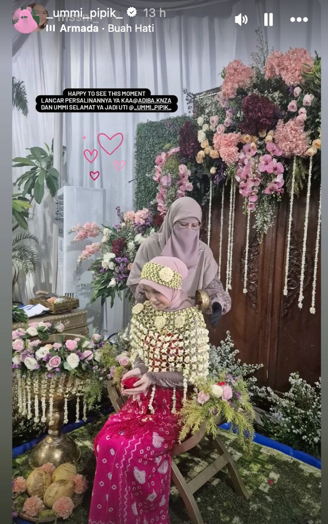 Saat prosesi siraman, Adiba berganti pakaian mengenakan kain jumputan berwarna shock pink dan roncean melati. Terlihat Umi Pipik yang ikut menuangkan air siraman ke sang putri. Foto: Instagram/@_ummi_pipik_