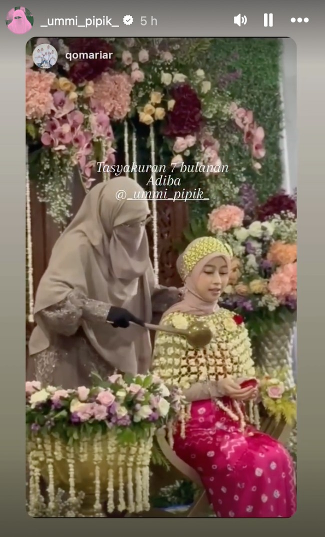 Adiba tampil cantik dengan pulasan riasan natural. Dekorasi acara pun tampak indah dengan dipenuhi bunga-bunga berwarna terang. Foto: Instagram/@_ummi_pipik_