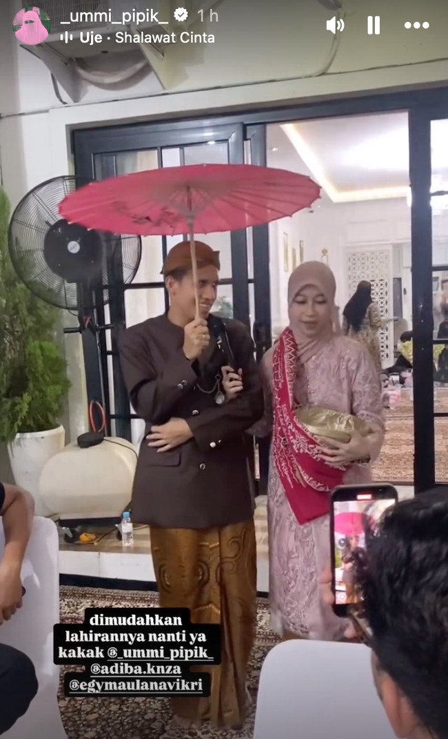 Wanita 25 tahun itu juga menjalani prosesi dodol dawet atau jualan dawet. Terlihat sang suami, Egy, yang setia menemani. Foto: Instagram/@_ummi_pipik_