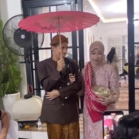 Wanita 25 tahun itu juga menjalani prosesi dodol dawet atau jualan dawet. Terlihat sang suami, Egy, yang setia menemani. Foto: Instagram/@_ummi_pipik_