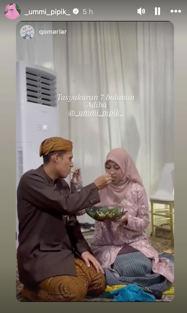 Memasuki usia kehamilan 7 bulan dan sebentar lagi akan segera melahirkan, baby bump di perut Adiba juga sudah semakin besar dan jelas terlihat. Dari acara gendder reveal yang sempat digelar diketahui Adiba dan Egy akan segera menimang bayi perempuan. Foto: Instagram/@_ummi_pipik_