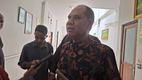 Akhmad Bumi, pengacara eks Kapolres Ngada Fajar Widyadharma Lukman Sumaatmaja, saat diwawancarai di PN Kelas 1A Kupang, Senin (29/9/2025). (Yufengki Bria/detikBali)