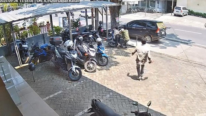Aksi maling motor saat melepas tembakan ke warga terekam CCTV