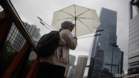 Deretan gedung bertingkat terlihat samar di balik polusi udara yang menyelimuti ibu kota. 