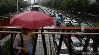 Kemacetan lalu lintas di kawasan Sudirman menambah beban polusi udara Jakarta. 