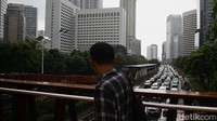 Pada Senin (29/9/2025) pagi, kualitas udara di Jakarta masuk dalam kategori tidak sehat dan menempati posisi kedua sebagai kota dengan udara terburuk di dunia. Menurut data dari situs pemantau kualitas udara IQAir pada pukul 08.15 WIB, indeks kualitas udara di Jakarta mencapai angka 157, yang menunjukkan kondisi tidak sehat bagi kelompok sensitif. Angka ini mengacu pada kadar PM2,5 dengan konsentrasi mencapai 53,8 mikrogram per meter kubik.