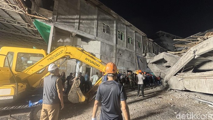 Alat berat dikerahkan di musala ambruk Sidoarjo