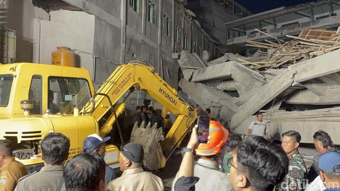 Alat berat dikerahkan di musala ambruk Sidoarjo