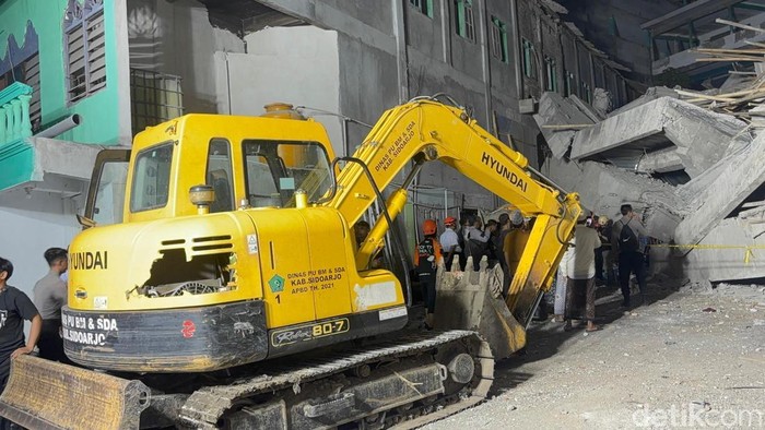 Alat berat dikerahkan ke lokasi bangunan ambruk di Ponpes Al Khoziny Sidoarjo, Senin(29/9/2025).