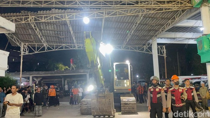 Alat berat dikerahkan ke lokasi bangunan ambruk di Ponpes Al Khoziny Sidoarjo, Senin(29/9/2025).