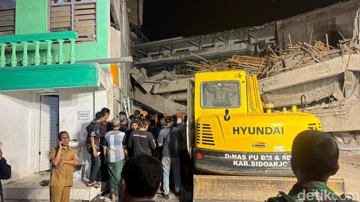 Alat Berat Dikerahkan ke lokasi bangunan ambruk di Ponpes Al Khoziny Sidoarjo Alat berat dikerahkan ke lokasi bangunan ambruk di Ponpes Al Khoziny Sidoarjo, Senin(29/9/2025).