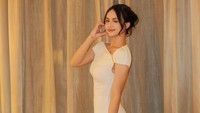Angie Marcheria melakukan perawatan lympatic drainage, yakni serangkaian teknik pemijatan lembut yang dirancang untuk melancarkan aliran cairan limfa, membantu detoksifikasi, serta mengurangi pembengkakan dan stagnasi cairan di tubuh. Perawatan ini dapat membantu membersihkan kelenjar getah bening, meningkatkan imun tubuh, mengurangi rasa lesu, dan membuat tubuh terasa lebih ringan. (Foto: dok Instagram angiemstwn)