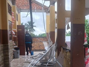 Atap SMPN 39 Gandus Palembang Roboh Dihantam Puting Beliung