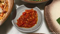 Buat makan ayam goreng, jangan lupa pesan Sambal Bima (Rp 15 ribu). Disajikan dalam wadah kecil, warnanya merah pekat. Sambal goreng terasi ini punya jejak pedas yang tak terlalu kuat. Foto: Andi Annisa DR/detikfood
