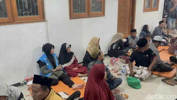 Posko gabungan yang didirikan di Ponpes Al Khoziny Sidoarjo dimanfaatkan keluarga santri korban mencari data dan menunggu proses evakuasi