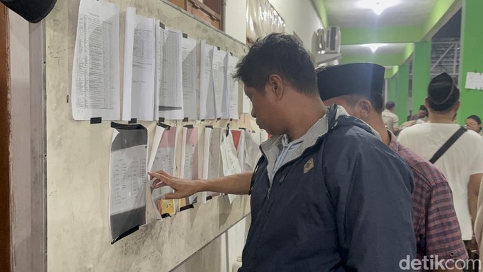 Posko gabungan yang didirikan di Ponpes Al Khoziny Sidoarjo dimanfaatkan keluarga santri korban mencari data dan menunggu proses evakuasi