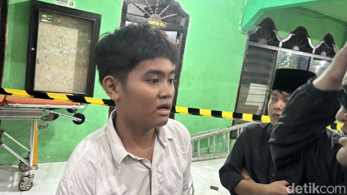 Muhammad Rijalul Qoib (13), santri Ponpes Al Khoziny, Sidoarjo yang selamat dari ambruknya bangunan