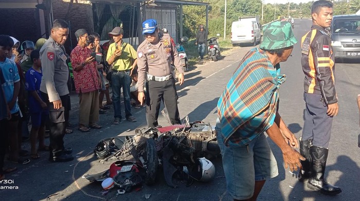 Kakak beradik bernama Putri Aisyah Nur (22) dan Naila Oktavia Alam (20) meninggal dunia usai motor mereka bertabrakan dengan mobil boks di Kabupaten Bantaeng, Sulawesi Selatan (Sulsel).
