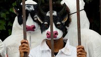 Aksi tersebut digelar di luar kantor pusat Organisasi Pangan dan Pertanian (FAO) PBB. Aktivis bergabung dengan sejumlah kelompok masyarakat sipil lain untuk menyerukan transisi yang adil dari model pertanian industri menuju sistem pangan berkelanjutan. REUTERS/Remo Casilli