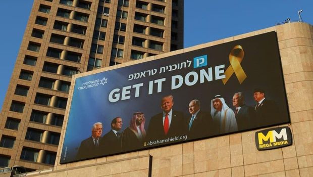 Billboard yang menampilkan Presiden Indonesia Prabowo Subianto bersama para pemimpin AS, Israel dan Arab dipajang di Tel Aviv, Israel. (X/AbrahamShield25)