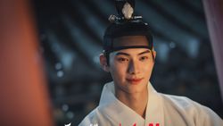 Potret Lee Chae Min, Si Brondong dari Korea