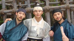 Lee Chae Min foto bareng Park Young Woon pemeran Shin Soo Hyuk (kiri) dan Lee Joo Ahn pemeran Gong Gil (kanan). (Foto: dok. Instagram @l.c.m__)