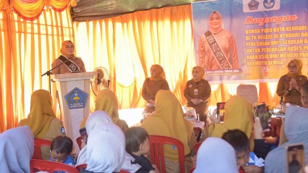 Bunda PAUD Kendari yang juga Wali Kota Kendari, Siska Karina Imran meresmikan TK Negeri 10 Kendari.